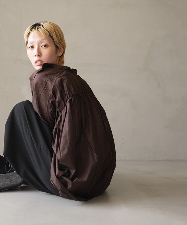 mizuiro ind バックギャザー ワイド　オーバーサイズブラウン mizuiro ind(ミズイロインド) back gather wide shirt バックギャザー