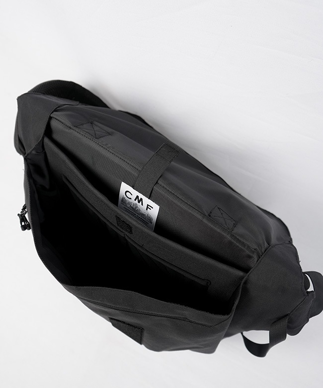 【美品】CMFアウトドアガーメント　メッセンジャーバッグ CMF2501-AC24]CMF/COMFY OUTDOOR GARMNT(シーエムエフ/コンフィー