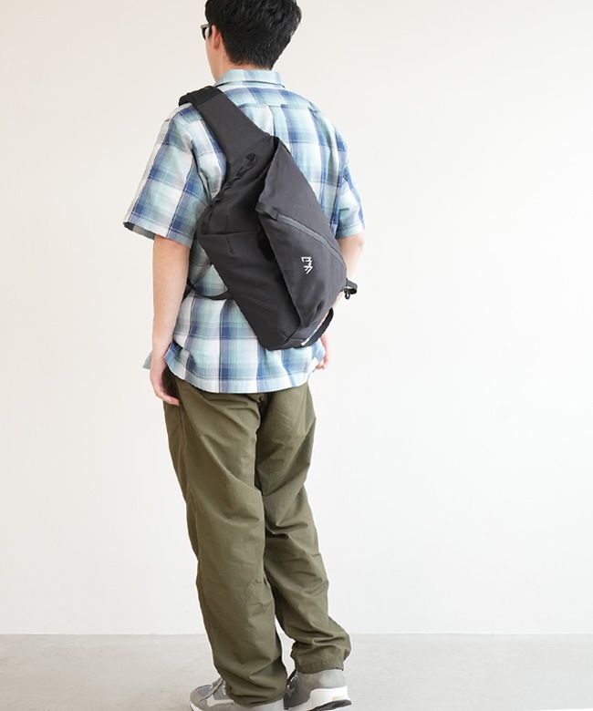 【美品】CMFアウトドアガーメント　メッセンジャーバッグ CMF2501-AC24]CMF/COMFY OUTDOOR GARMNT(シーエムエフ/コンフィー