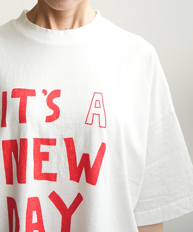 tumugu(ツムグ)ラフィ天竺 プリントT-IT'S A NEW DAY-ロゴTシャツ プル