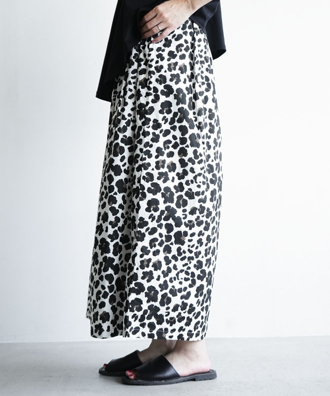 ミズイロインド、白地に黒のスポット柄パンツ mizuiro ind(ミズイロインド) animal print easy PT アニマルプリント