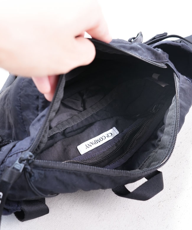 C.P.COMPANY(シー・ピー・カンパニー) Nylon B Lens Crossbody Pack