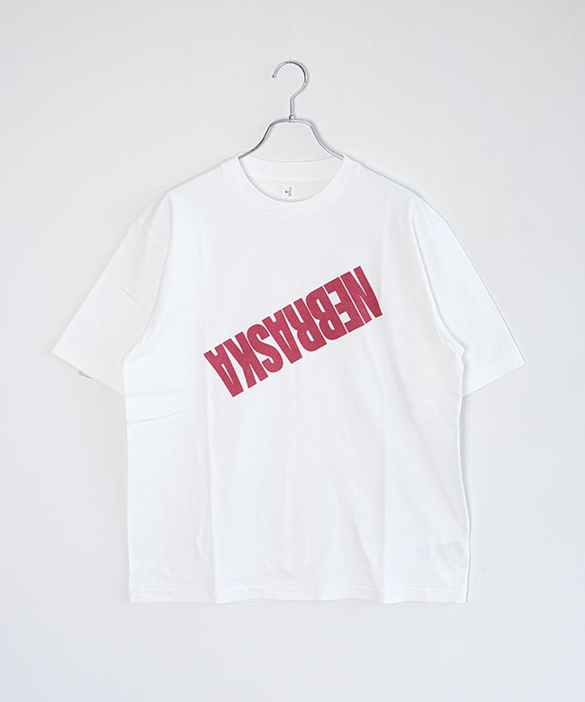 blurhms ROOTSTOCK(ブラームスルーツストック) NEBRASKA Print Tee