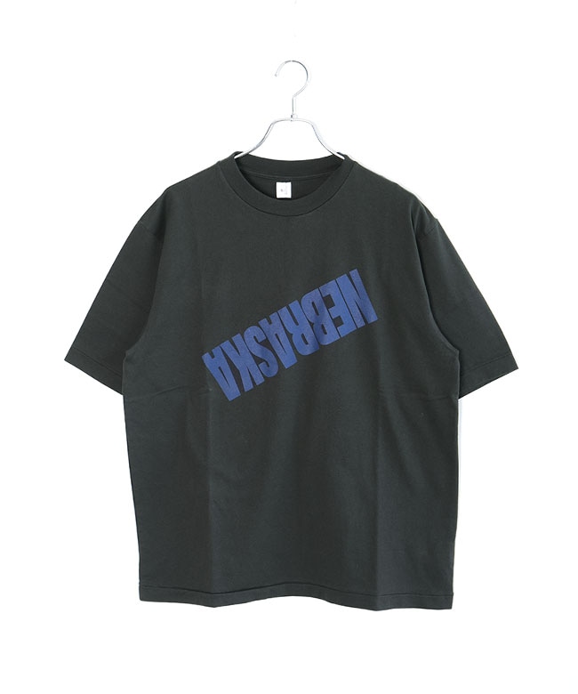 blurhms ROOTSTOCK(ブラームスルーツストック) NEBRASKA Print Tee