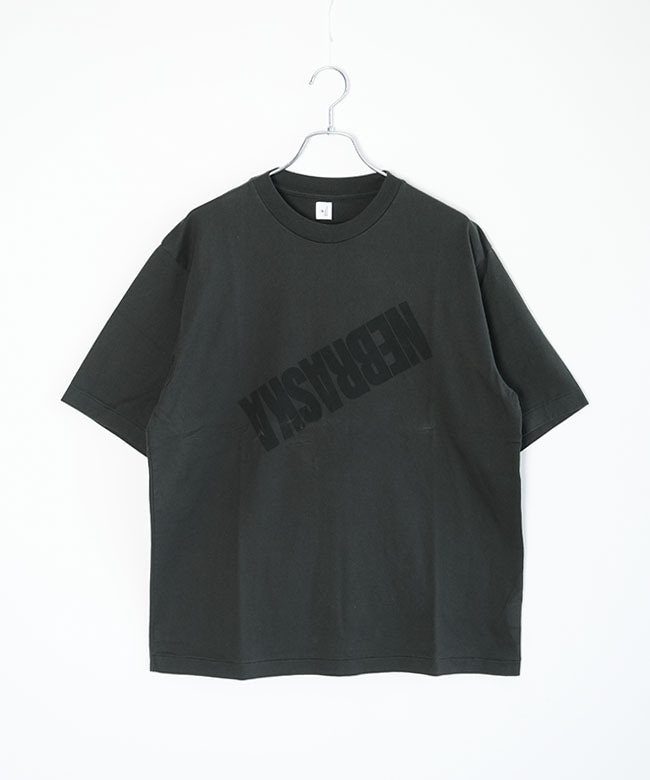 blurhms ROOTSTOCK(ブラームスルーツストック) NEBRASKA Print Tee