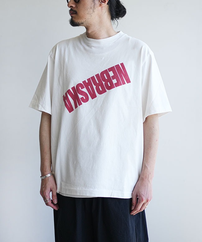blurhms ROOTSTOCK(ブラームスルーツストック) NEBRASKA Print Tee