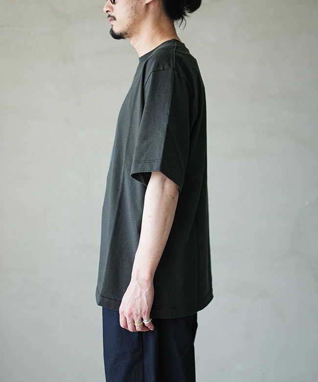 blurhms ROOTSTOCK(ブラームスルーツストック) bd Print Tee STANDARD
