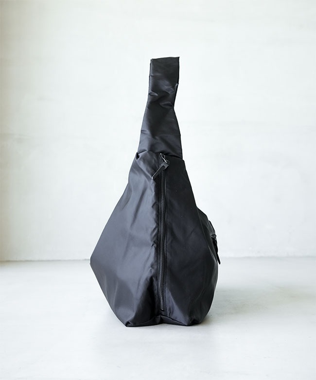 クレドランナイロンブラック　ショルダーバック新品・未使用品・タグ付き CLEDRAN(クレドラン)FORI SIDE ZIP POCKET SHOULDER リサイクル