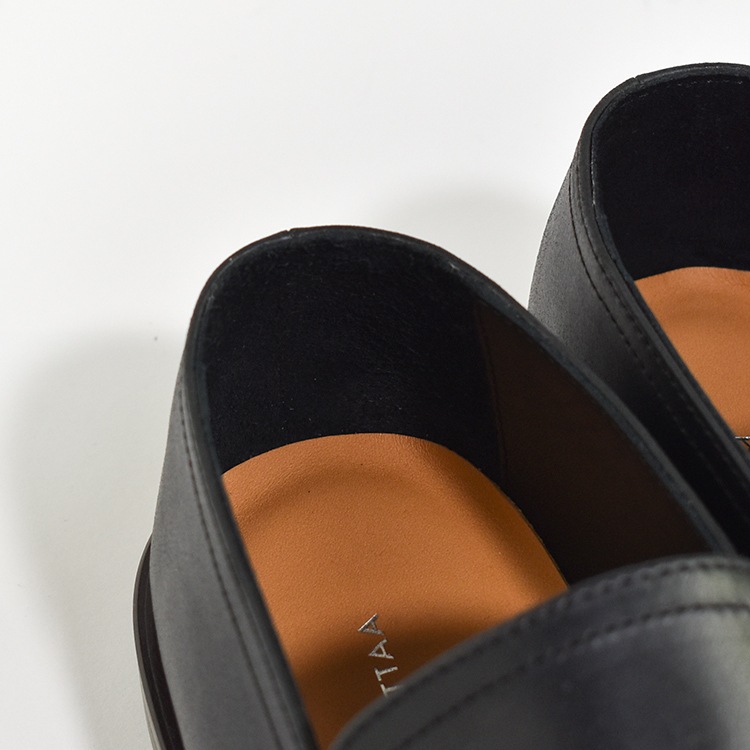 アウッタ AUTTAA レザー スリッポン ローファー ブラック AUTTAA(アウッタ)レザースリッポンシューズ”Room Shoes”room