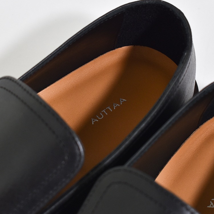AUTTAA(アウッタ)レザースリッポンシューズ”Room Shoes”room