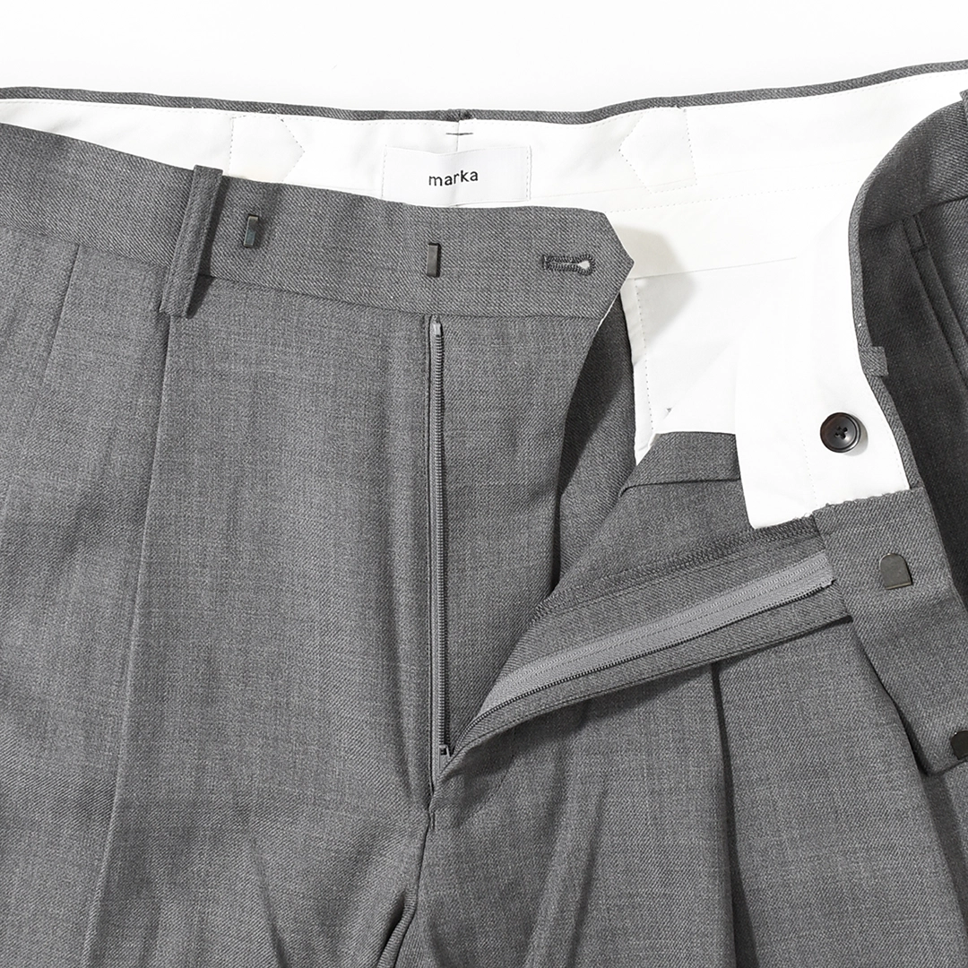 [m26c06pt01c]marka(マーカ) Recycled Polyester Wool Gabardine Double Pleated Baggy Trousers(リサイクルポリエステルウールギャバジン / ダブルプリーテッドバギートラウザーズ)の商品画像