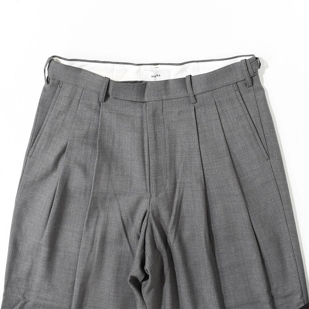 [m26c06pt01c]marka(マーカ) Recycled Polyester Wool Gabardine Double Pleated Baggy Trousers(リサイクルポリエステルウールギャバジン / ダブルプリーテッドバギートラウザーズ)の商品画像