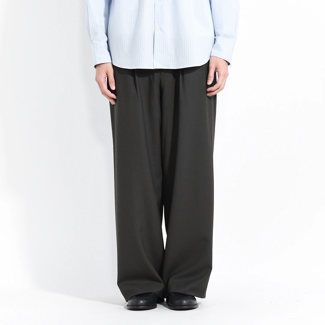 [m26a06pt01c]marka(マーカ) Recycled Polyester Non-Mulesed Wool Gabardine Two Tuck Military Trousers(リサイクルポリエステル　ノンミュールジングウールギャバジン2タックミリタリートラウザーズ)の商品画像