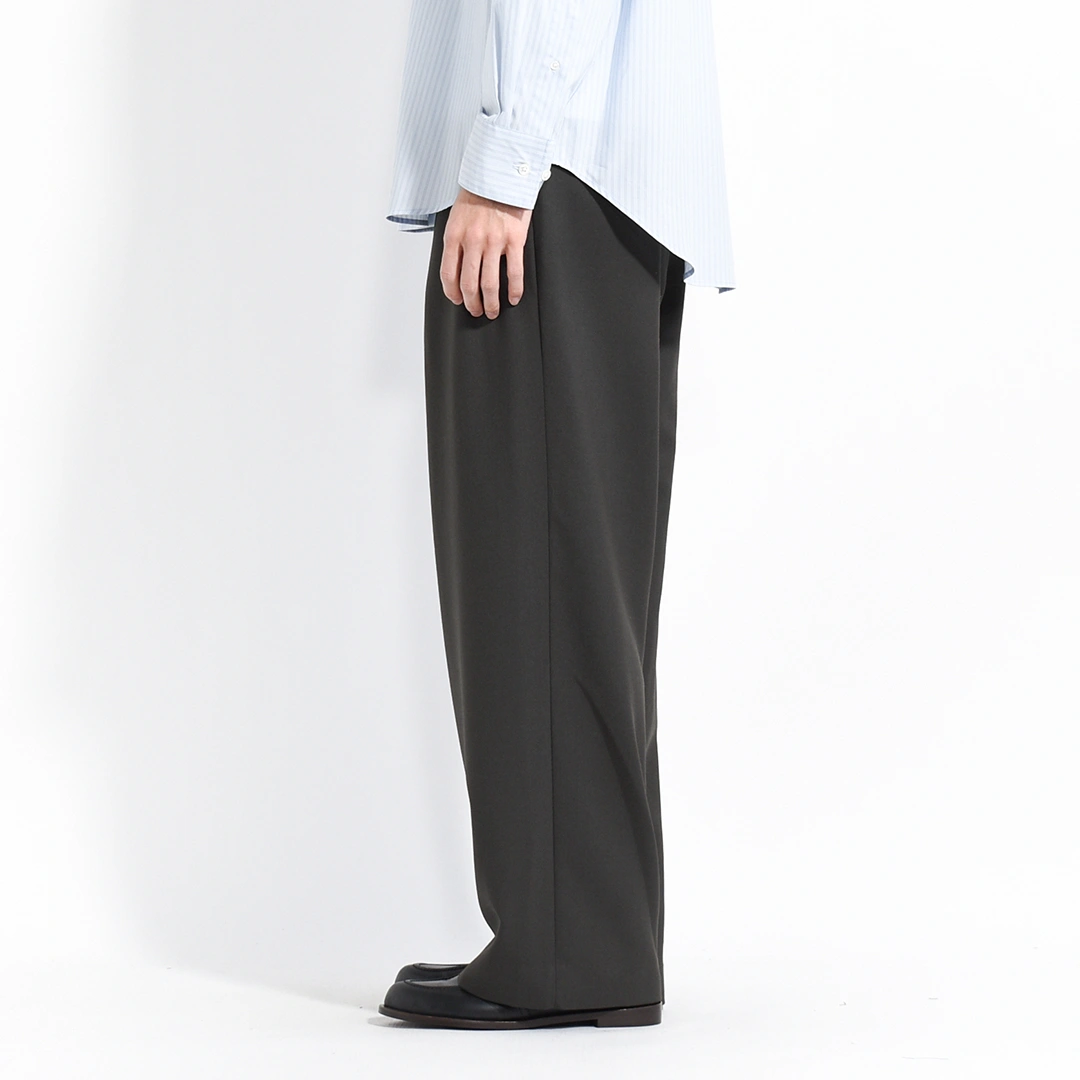 [m26a06pt01c]marka(マーカ) Recycled Polyester Non-Mulesed Wool Gabardine Two Tuck Military Trousers(リサイクルポリエステル　ノンミュールジングウールギャバジン2タックミリタリートラウザーズ)の商品画像