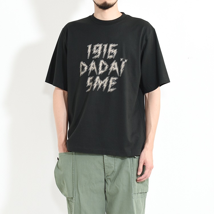 【30% OFF】[bROOTS25S33B]blurhms ROOTSTOCK(ブラームスルートストック) DADAISME Print Tee STANDARD(ダダイズムプリントTシャツスタンダード)[OUTLET]の商品画像