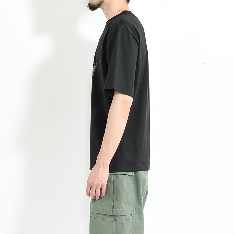 【30% OFF】[bROOTS25S33B]blurhms ROOTSTOCK(ブラームスルートストック) DADAISME Print Tee STANDARD(ダダイズムプリントTシャツスタンダード)[OUTLET]の商品画像