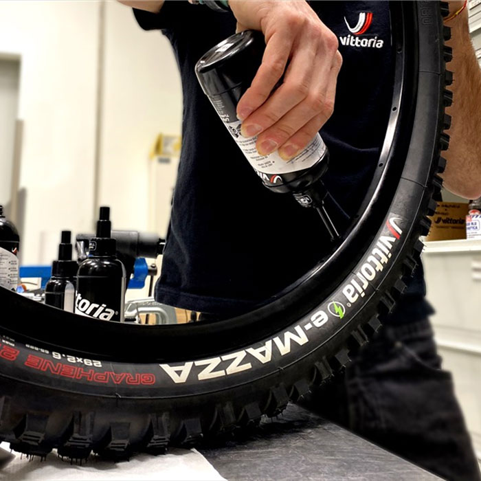 ビットリア ユニバーサル チューブレスタイヤシーラント 1000ml