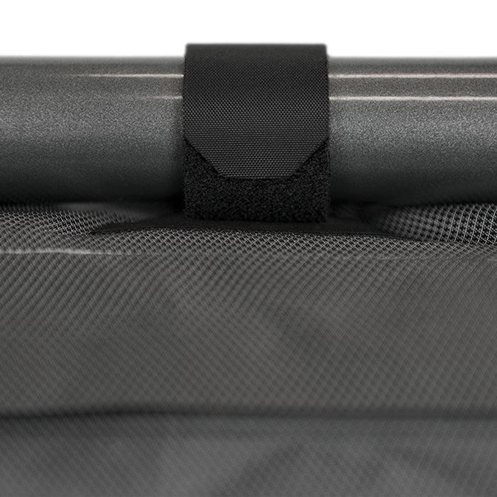 アピデュラ エクスペディション フレームバッグ ミディアム (4.5L) <即