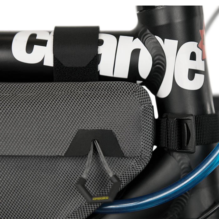 アピデュラ エクスペディション フレームバッグ ミディアム (4.5L) <即