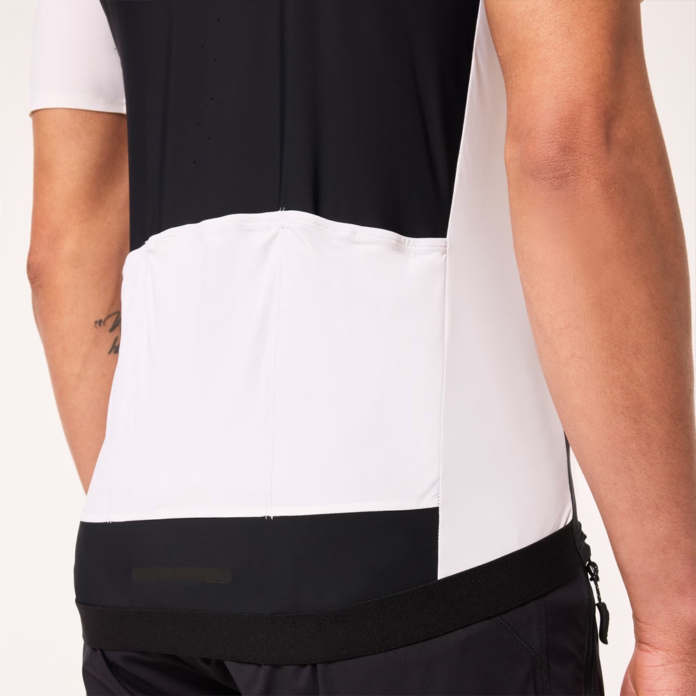 オークリー Point To Point 1/4 Zip Jersey ブラック/ホワイト | 特価