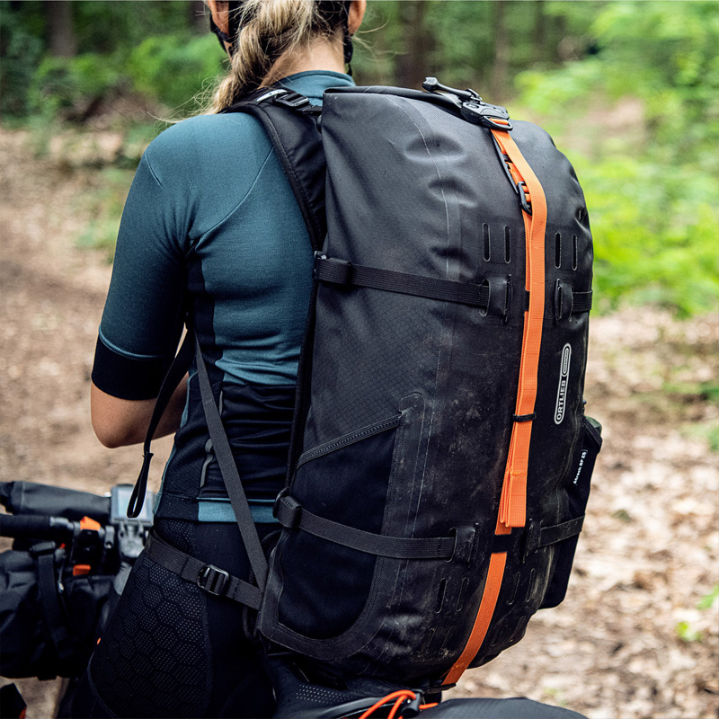 オルトリーブ エートラック BP/25L R7100 ブラックマット | バッグ