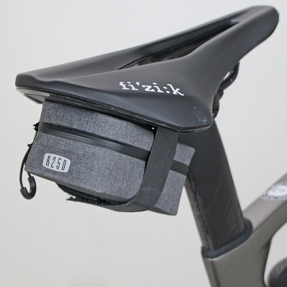 アールニーゴーマル(R250) 防水サドルバッグ スモール グレー Amazon | アールニーゴーマル(R250) 防水サドルバッグ スモール