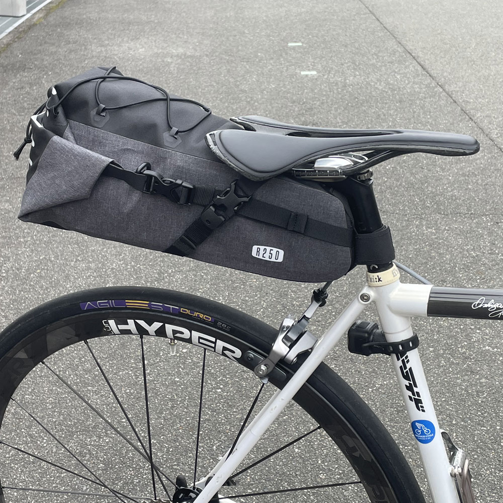 R250 防水サドルバッグ2 ハイブリッド ラージ グレー/ブラック