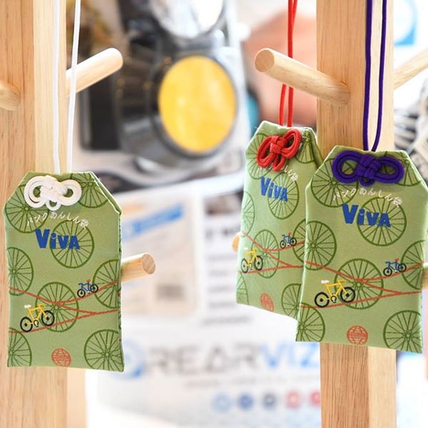 VINO  ヘルメット付けます　バッテリー交換、後輪パンク修理必要です! DIYでPCXのパンク修理に挑戦！予想外の結末と賢いタイヤ交換術