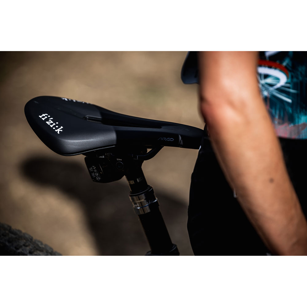 フィジーク VENTO ARGO X3 kiumレール GRVEL ブラック FIZIK | サドル