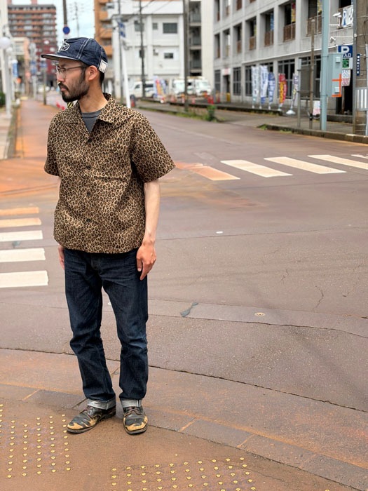 MODEST OPEN COLLAR SHIRTS "LEOPARD PATTERN"