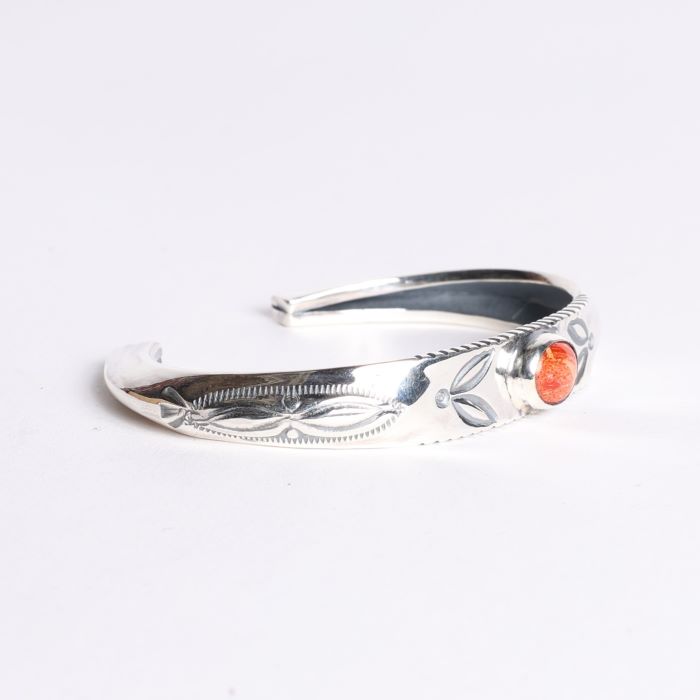 BR-0174 TRIANGLE REPOUSSE BANGLE CORAL