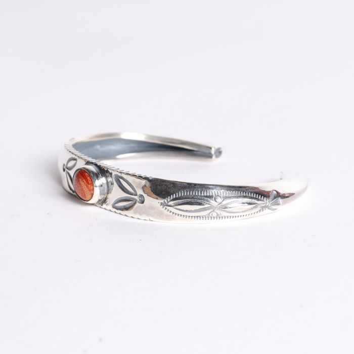 BR-0174 TRIANGLE REPOUSSE BANGLE CORAL