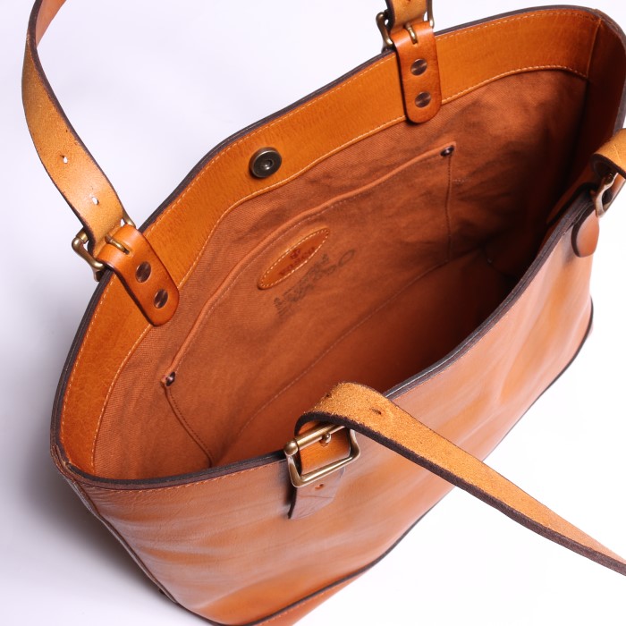 LEATHER TRAVEL TOTEBAG