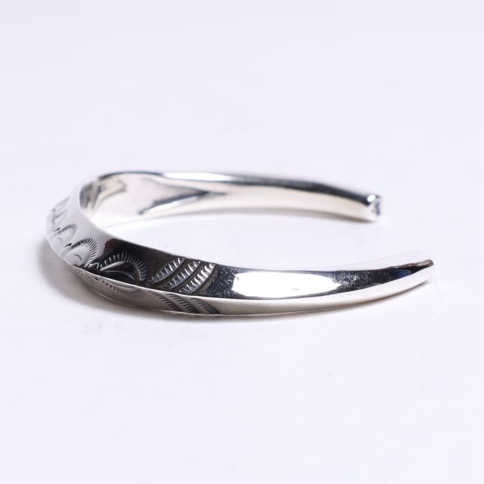 BR-0083 TRIANGLE TAPERED END BRACELET (LEAF)