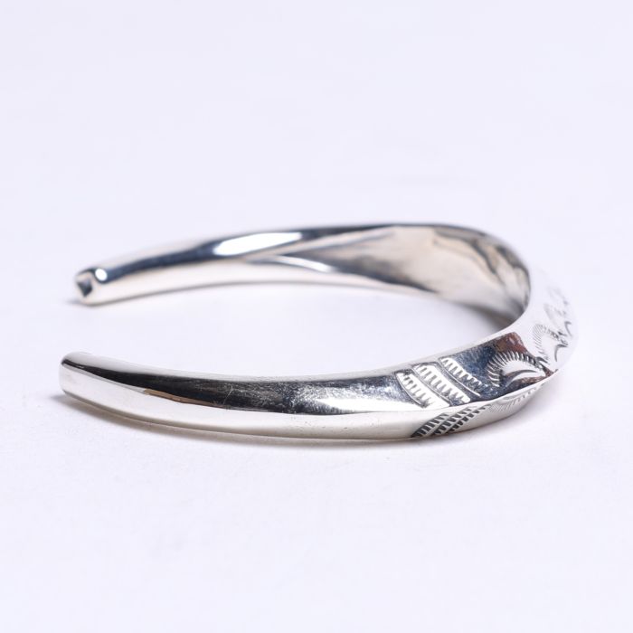 BR-0083 TRIANGLE TAPERED END BRACELET (LEAF)