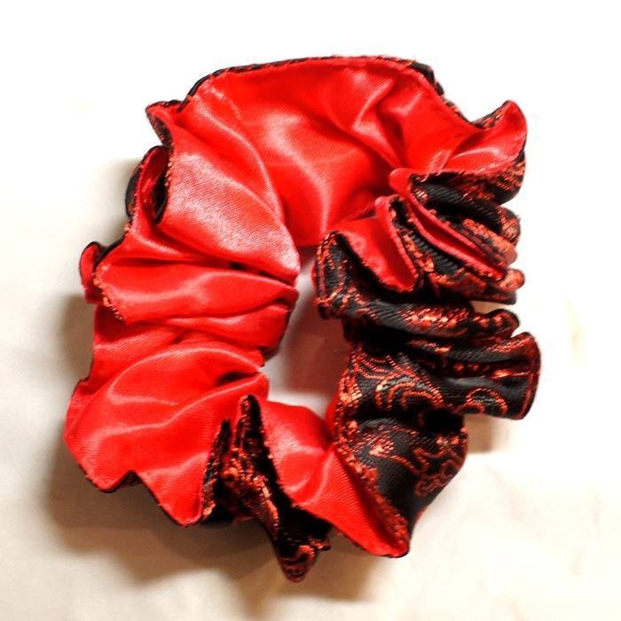 中華 サテン生地 シュシュ 花柄黒色(赤色裏生地合わせ)