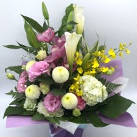 ピンク系の色が入ったシックなお供えアレンジ|アレンジ|種類で選ぶ