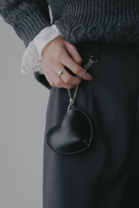 YAHKIMANOF HEART POUCH _BLACK