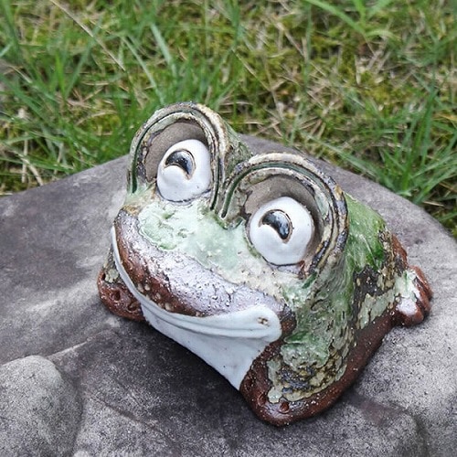 信楽焼 かえる 信楽焼 手ひねり笑い目蛙(ミニ) 縁起物のカエル［ka