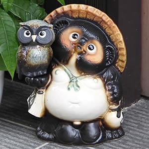 信楽焼　9号ふくろう蛙付き狸＆黄色い 忍者狸のセット 信楽焼 9号黄ふくろう持ち狸 たぬき ふくろう 狸 開運 縁起物 可愛い