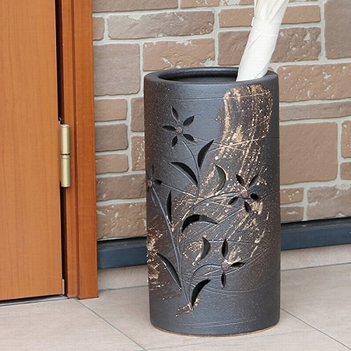信楽焼 傘立て 信楽焼かさたて 黒ハケメ花彫り 傘立て 陶器かさたて