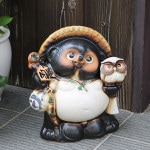 信楽焼たぬき 10号白ふくろう持ち狸 陶器タヌキ フクロウ持ち狸 ［ta-0353］|たぬき