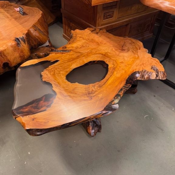 杉の輪切りのレジンテーブル　センターテーブル 山県市の美山杉とレジンを使用した、【輪切りレジンテーブル、ホワイト