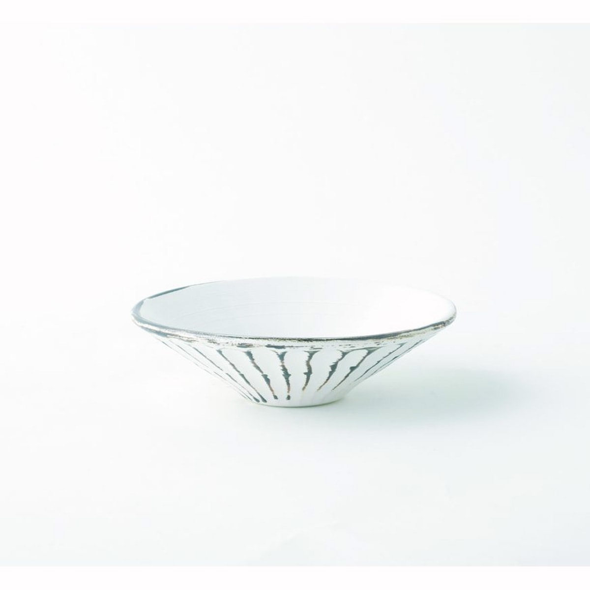 錆粉引 しのぎ浅鉢 小 - すべての商品 - 食器 HatsuZan Online Shop