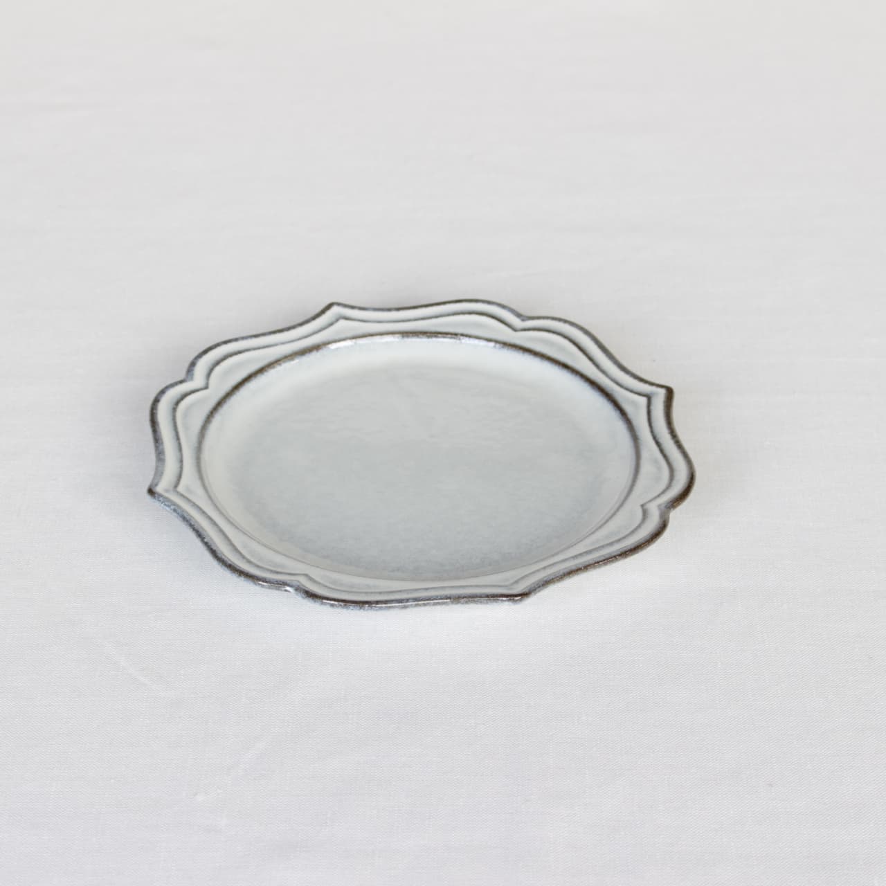 黒陶粉引カードル 18cm丸皿 すべての商品 食器 Hatsuzan Online Shop