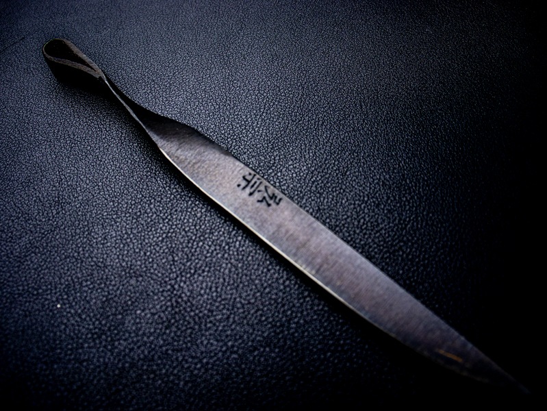 鋼の刃 約70cm 刀 刀匠 高羽弘宗 作 紙刀 台付 Takaba Handmade Paper Knife 関の刀匠