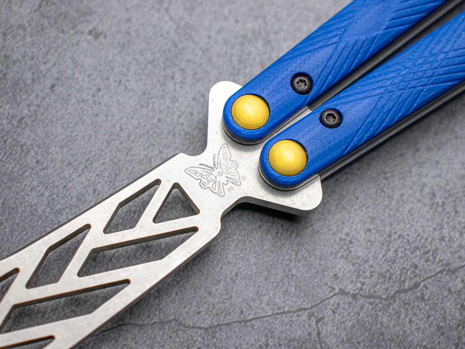 ベンチメイド ネクロン トレーナー 99T バタフライナイフ トレーニング