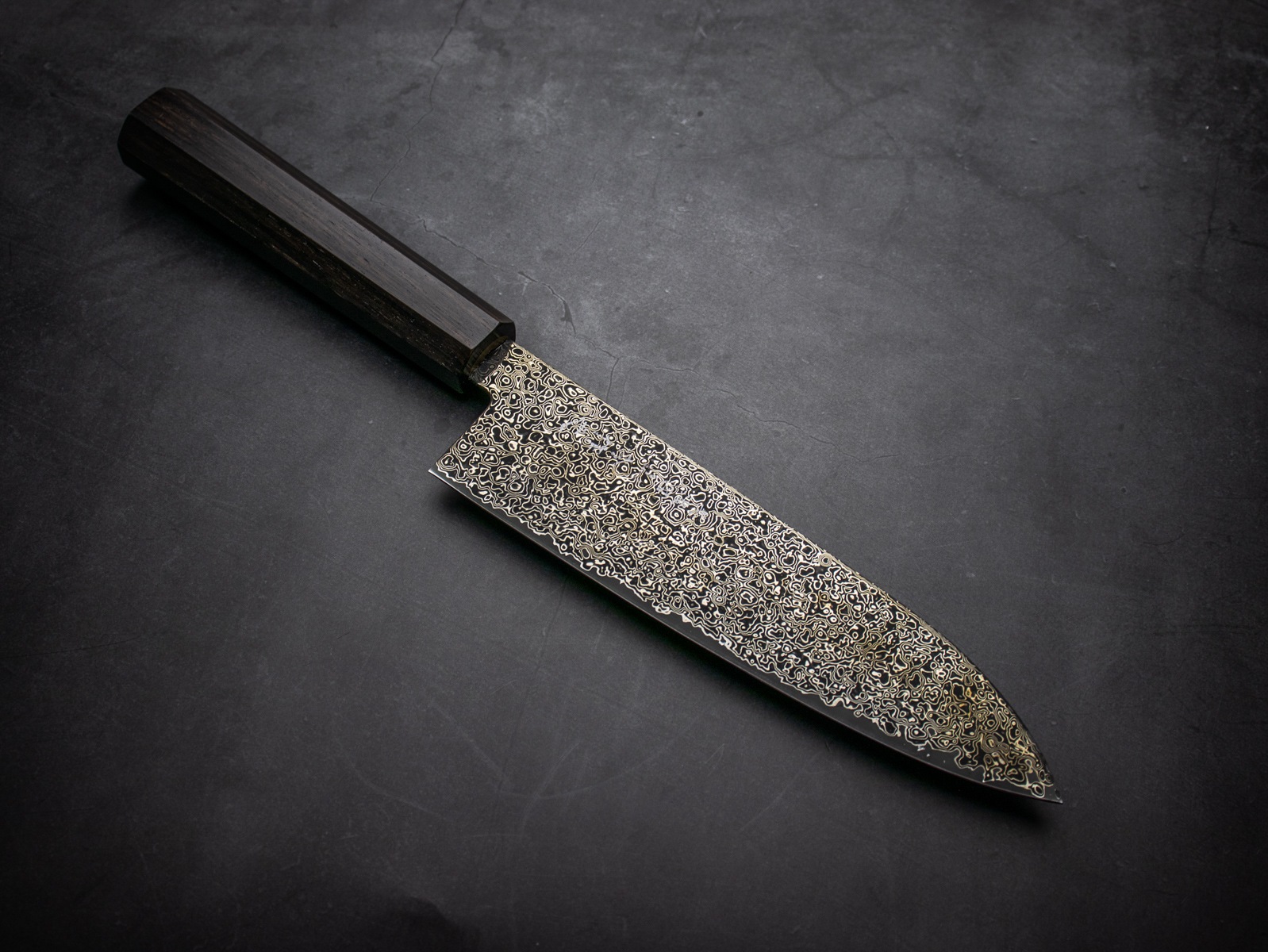 玉鋼製包丁　鑑賞用美術研磨。受注生産　両鎬　鮪包丁　刺身包丁　黒檀柄　尺2〜5寸 美濃國山秀作 3019b 和三徳 180mm SG2 黒染 ニッケルダマスカス 両刃