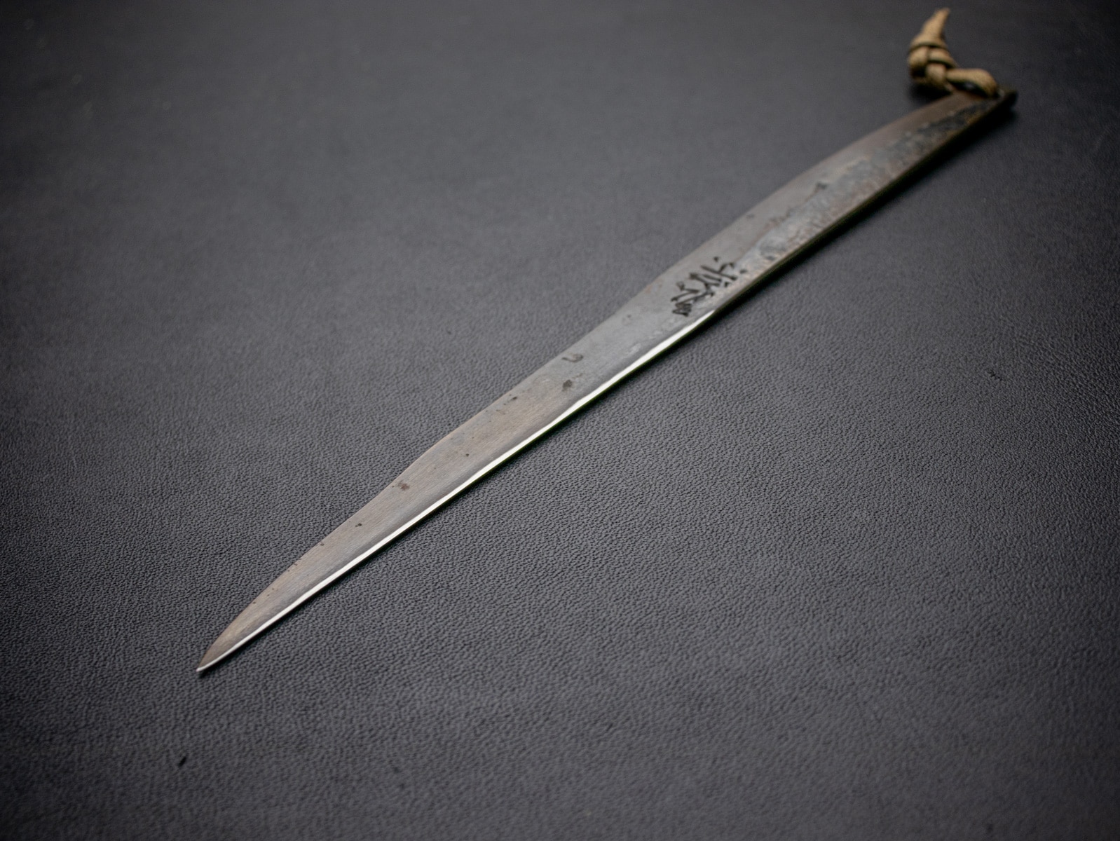 刀匠 高羽弘宗 作 レターオープナー 茶革紐付 黒打ち 日本製 手作り