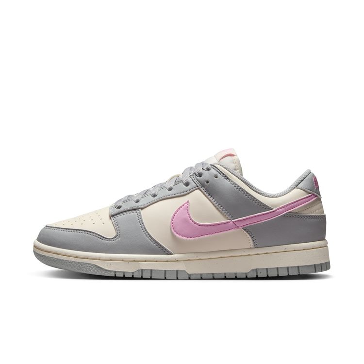 【セール30%OFF】NIKE SU25 NIKE WMNS DUNK LOW NEXT NATURE ライトスモークグレー/ピンクライズ-ペールアイボリー DD1873-002